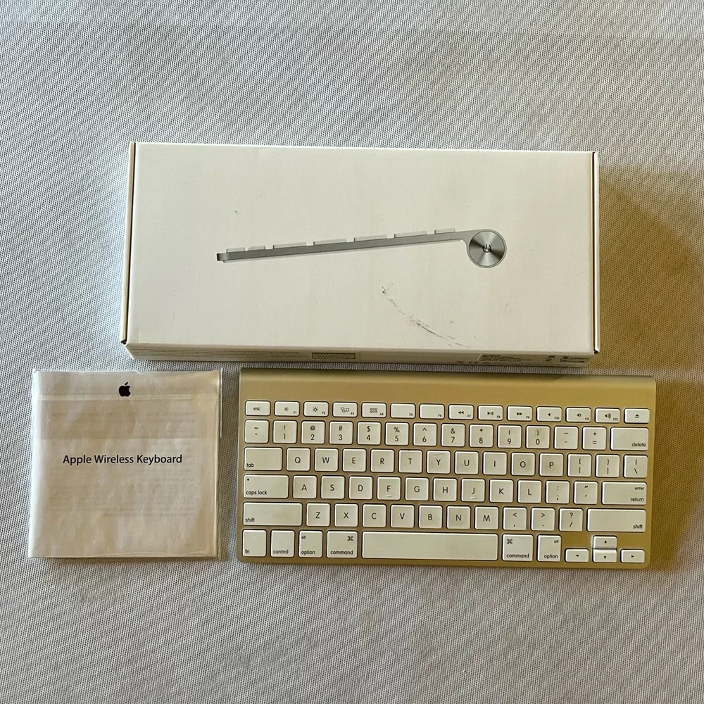 Apple Mac Wireless Bluetooth Keyboard with box model A1314
